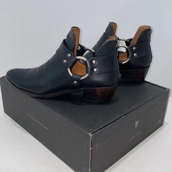 Frye Ray Harness Back Zip Black Size 7.5 Stacked Block Heel - Picture 16 of 17